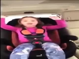 Идиотка-мамаша снимает своих милых детей! Какая прелесть!