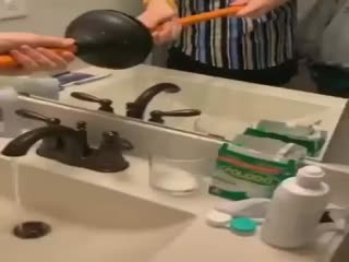 Девки с вантузом игрались...