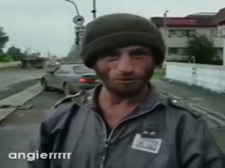 Бомж исполняет Цоя.