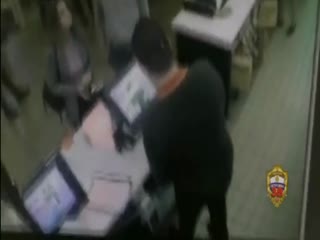 Мужчина с двумя пистолетами совершил налет на McDonald’s в Москве