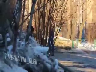 Как только появляется ухажёр на дорогой машине парень тут же становится бывшим.