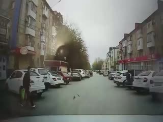 Бросилась под колеса: шокирующее видео момента смертельного ДТП в Шахтах