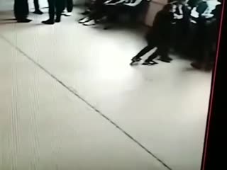 Школьники Пермского края пытались выкинуть одноклассника в окно