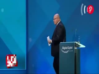 Министр экономики Германии Петер Альтмайер упал со сцены и разбил голову