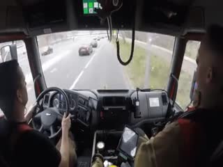 Вот как пожарные в Нидерландах ездят между автомобилями в случае чрезвычайной ситуации.