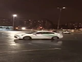 Нелегкая судьба автомобиля каршеринга: дрифт на парковке в Петербурге .