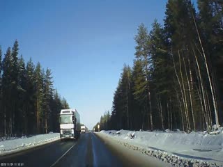 Фура на встречной полосе в Карелии отправила машину в кювет .