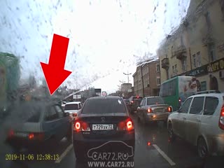 Дорожный конфликт привел к глупому ДТП в Тюмени.