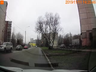 Девушка выпрыгнула из автомобиля на ходу во Владимире