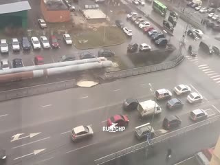 В Тюмени часть улицы превратилась в яму с кипятком
