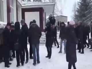 Жительница алтайского села упала на колени перед Медведевым: «Нет горячей воды»