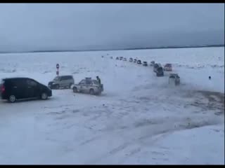 Хаос на ледовой переправе в Якутии: сотрудника ГИБДД сбили с ног 