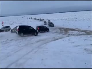 Ледовая переправа в Якутии через реку Лена