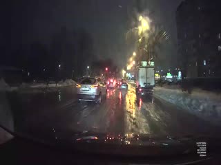 В Сыктывкаре грузовичок подпрыгнул на яме и потерял фургон