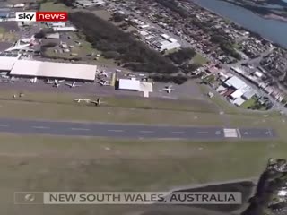 Экстремал с парашютом запрыгнул на движущийся мотоцикл