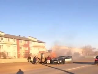 В Самаре на помощь водителю, у которого загорелась машина, пришел ассенизатор