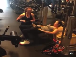 Дуры в спортзале