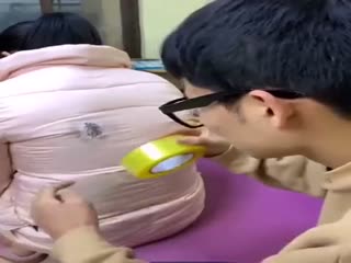 Чистим пуховик скотчем