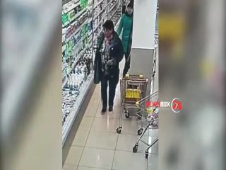 Наглая воровка под прицелом камер дёрнула кошелек у посетительницы супермаркета во Владивостоке