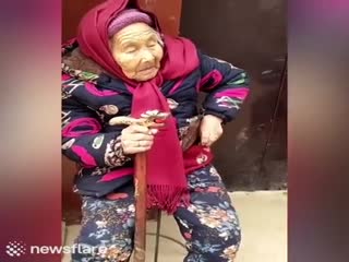  107-летняя мама даёт шоколадку своей 84-летней дочурке 