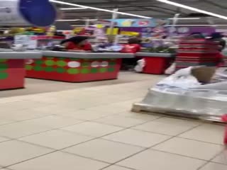 Голый мужик пришел в Пятерочку за водкой