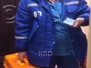 Врача скорой помощи не пустили в квартиру к больному ребёнку без бахил