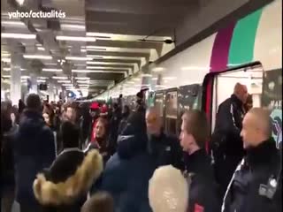 В парижском метро появились отдельные вагоны для женщин