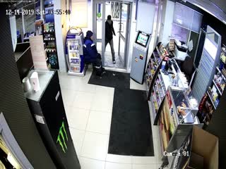 Со шваброй против грабителя