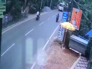 Девушка узнала, почему не стоит открывать зонтик, когда едешь на мотоцикле .