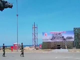 Ми-35 снес трибуны на военном параде