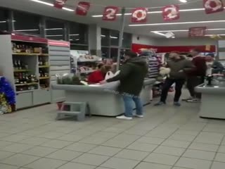 Неадекватный полуголый мужчина ворвался в супермаркет в Ставрополе