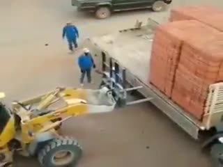 Как по-быстрому разгрузить кирпичи