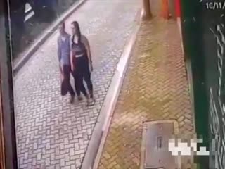 Парень спас девушку и себя тоже