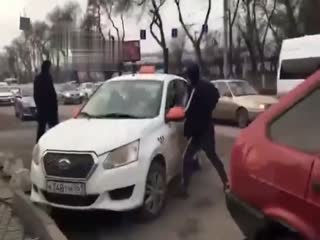 Таксист залез на чужую территорию