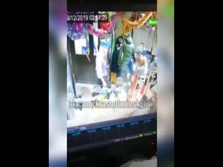 В Краснотурьинске продавщица напала на посетителя с ножом