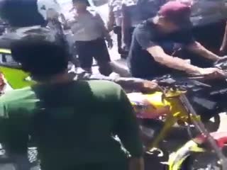 Полицейские мягко намекнули мотоциклисту, почему нельзя громко газовать