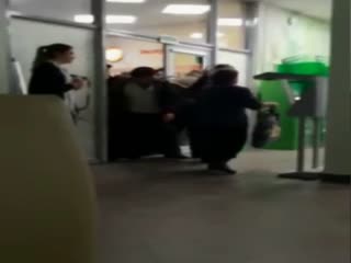 Во Владикавказе пенсионеры штурмом взяли отделение «Сбербанка» в день пенсии