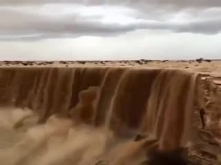 Водопад, но из песка