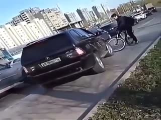 Велосипедист против джипа