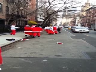 Пользователей интернета повеселило видео из Нью-Йорка, где компания пьяных Санта-Клаусов устроила пьяный дебош