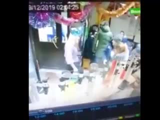 В Краснотурьинске женщина-бармен ударила ножом в спину парня, повздорившего с ее дочерью