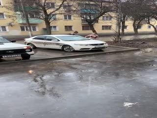 Шахтинцы пришли в магазин в купальниках, чтобы получить бесплатное пиво