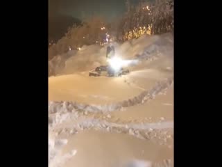 Неосторожный снегоход 