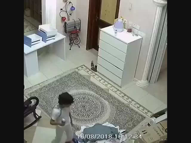 Гироскутер загорелся в квартире 