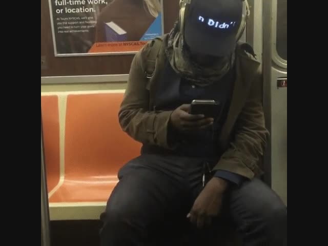 Бейсболка с бегущей строкой