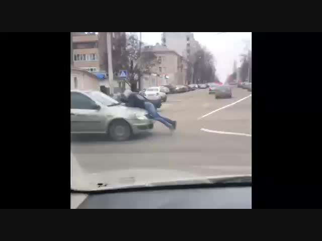 В Белгороде таксист провез пассажира на капоте