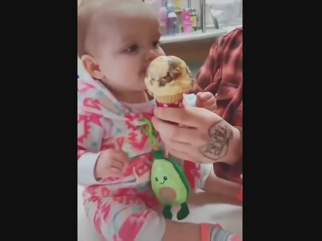 Первый раз ребёнок пробует мороженое