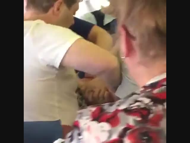 Замотали скотчем: пассажирка устроила дебош в самолете по пути в Дубай