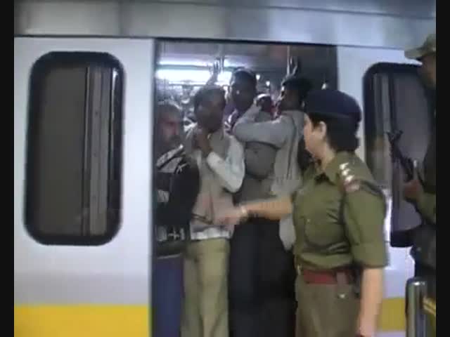 Полицейские в Индии отшлепали мужчин в женском вагоне