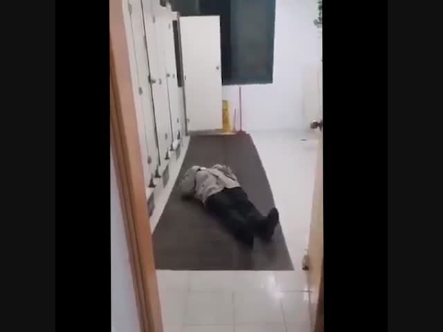 В Китае началась реальная жесть – болезнь косит жителей в самых разных местах, люди попросту падают и лежат